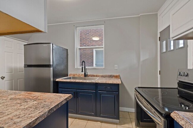 Building Photo - Brentwood - 3 Bedroom, 1 Bath Home - Compl...