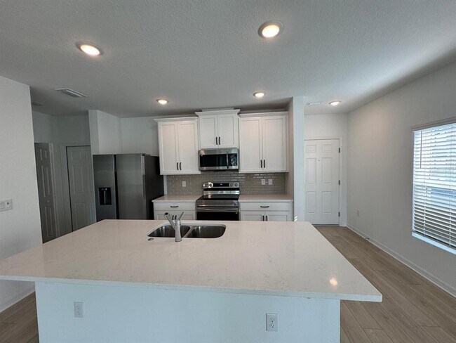 Foto del edificio - 466 Thompson Vlg Ave