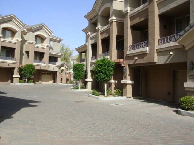 Foto del edificio - STUNNING 2 BEDROOM 2 BATH TOWNHOUSE IN GATED COMMUNITY WITH 1 CAR GARAGE ATTACHED