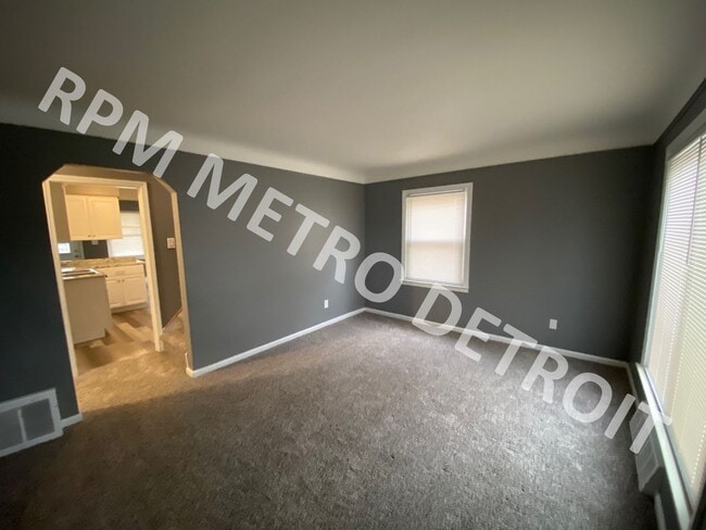 Building Photo - MOVE-IN READY BUNGALOW IN REDFORD