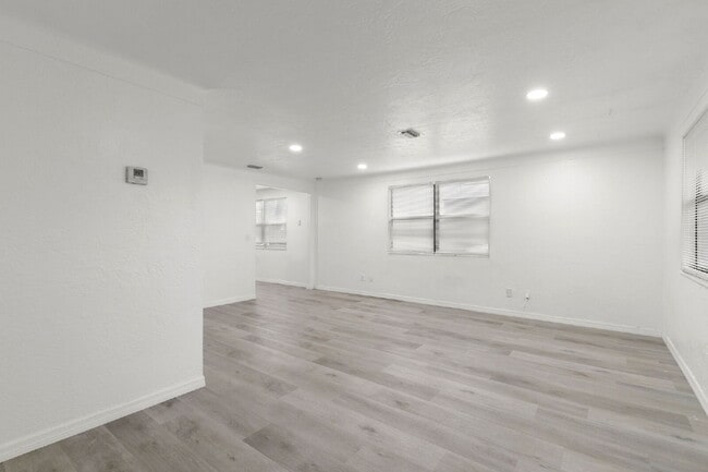 Building Photo - NEWLY RENOVATED Home For Rent in St Petersburg!