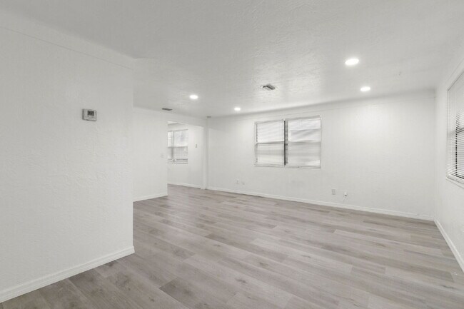 Foto del edificio - NEWLY RENOVATED Home For Rent in St Petersburg!