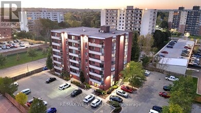 Building Photo - 75 Huxley St