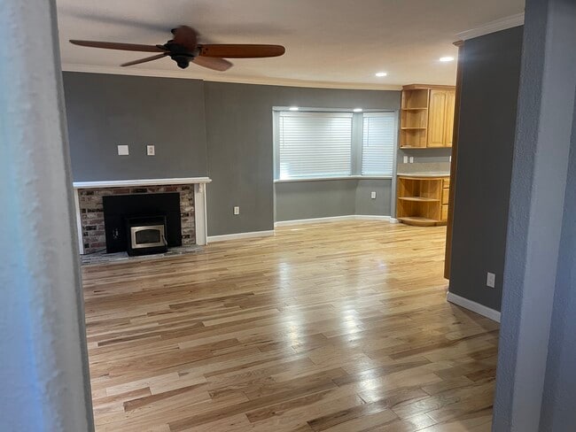 Building Photo - 2511 Carnation Dr