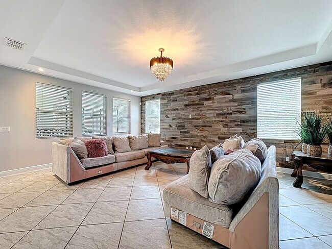 Foto del edificio - FURNISHED 4 Bedroom House + Office + Home ...
