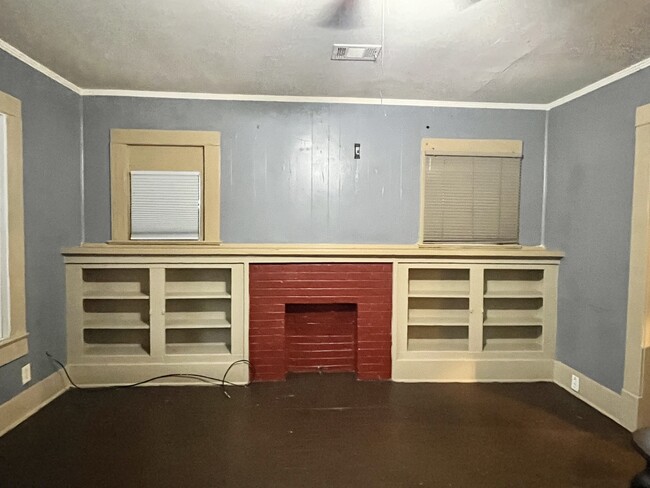 Spacious Living room - 2201 N I St