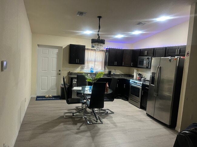 Foto del edificio - 2054 Detroit Dr