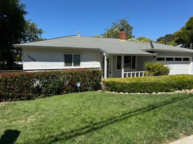 Foto del edificio - Charming single level home in Parkmead neighborhood