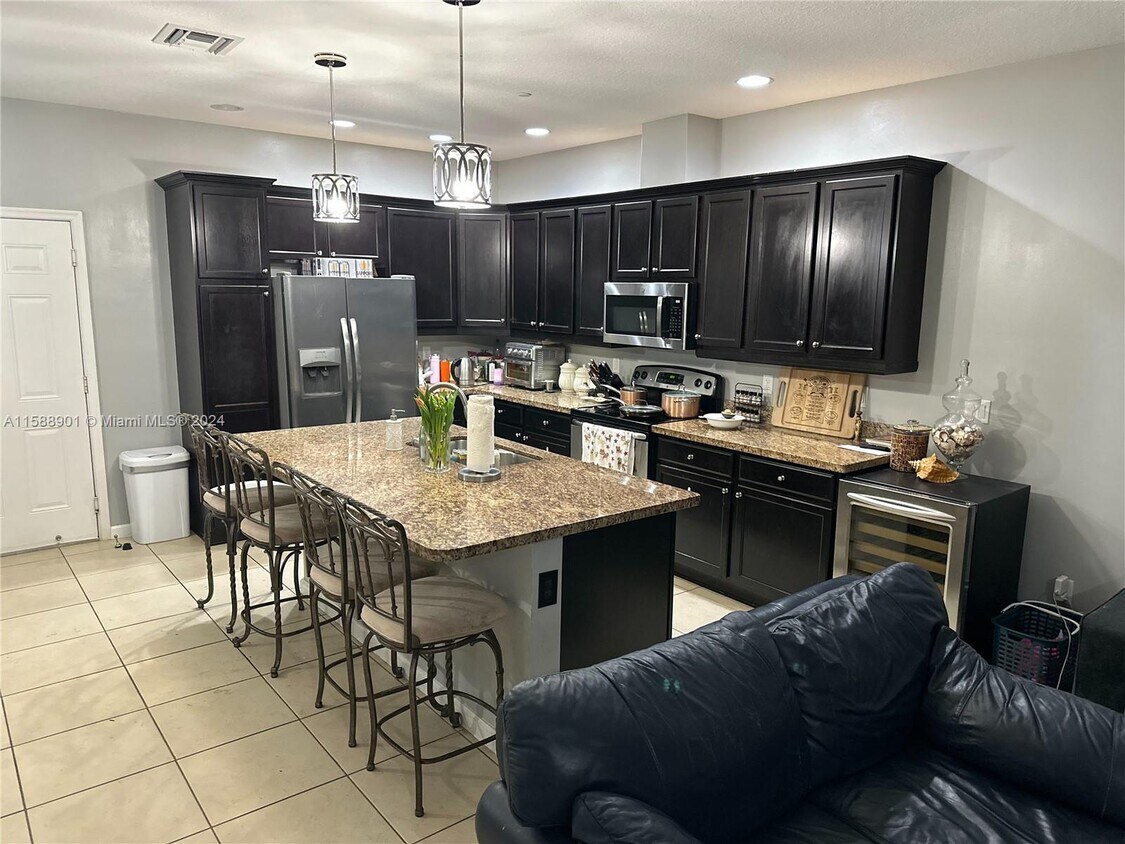 2947 St Thomas Dr, Hollywood, FL 33024 - Townhome Rentals in Hollywood FL |  Apartments.com