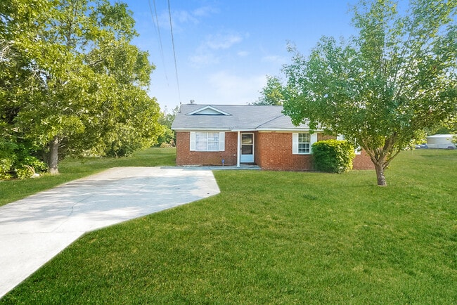 Building Photo - 2218 Travis Rd