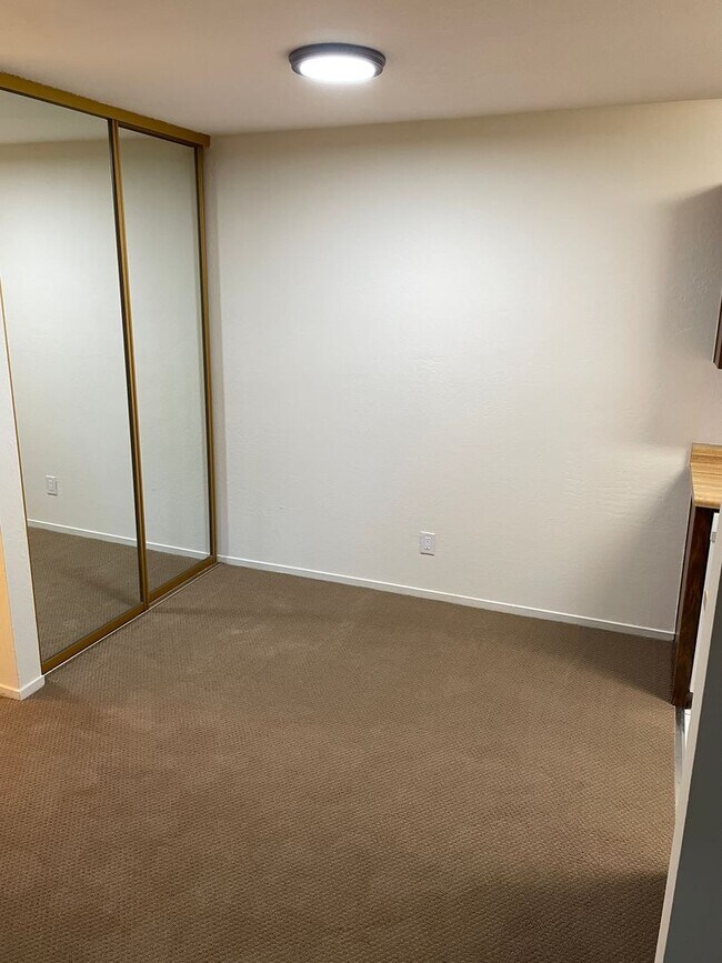 Foto del edificio - Updated Top Floor, Corner 2BD/ 2BA - Great...