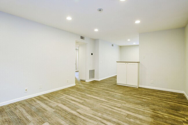 Foto del edificio - Discover this well-appointed 2-bedroom, 2-bath condo in Lake Forest