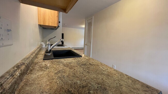 Foto del edificio - All Utilities Included! 1 Bedroom In-Acces...