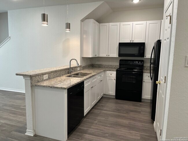 Foto del edificio - 6942 Crestway Rd