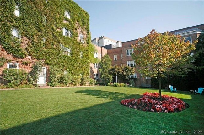 Foto del edificio - 70 Strawberry Hill Ave