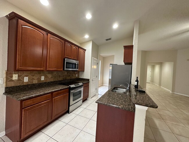 Foto del edificio - BEAUTIFUL SPACIOUS 3 BEDROOM 2  BATH SINGL...