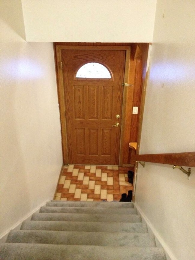 Con azulejos en la entrada - 1333 Primrose St