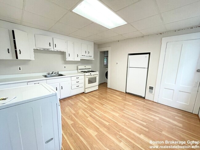 Building Photo - 121 Buttonwood St