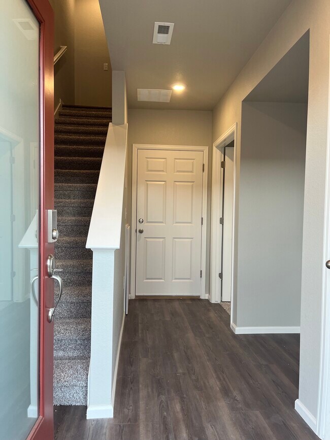 Foyer on the 1st floor - 13744 Via Varra