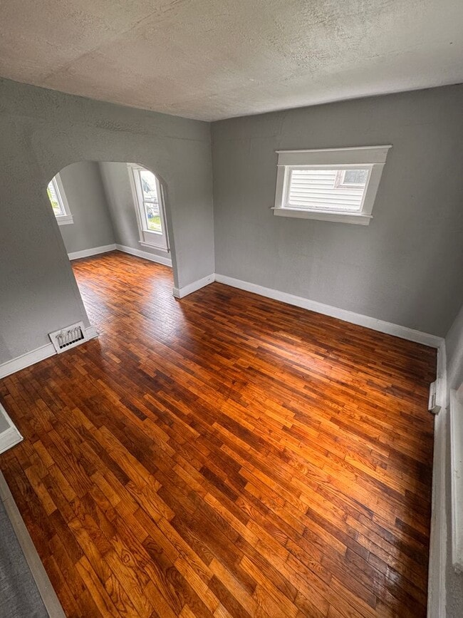 Building Photo - Large 4 bedroom Home