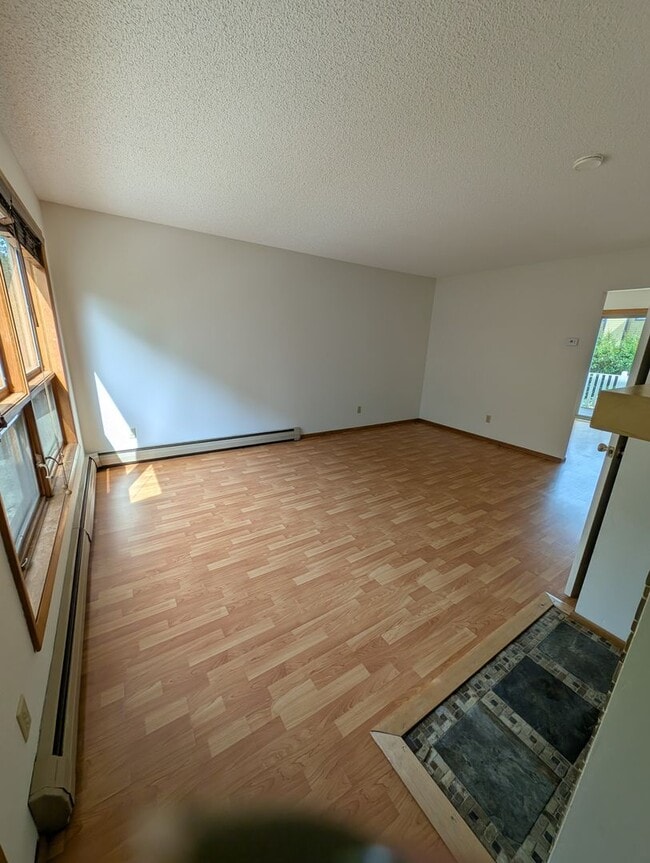 Building Photo - Cute 3 Bedroom Condo w/ Bonus Room - Walki...