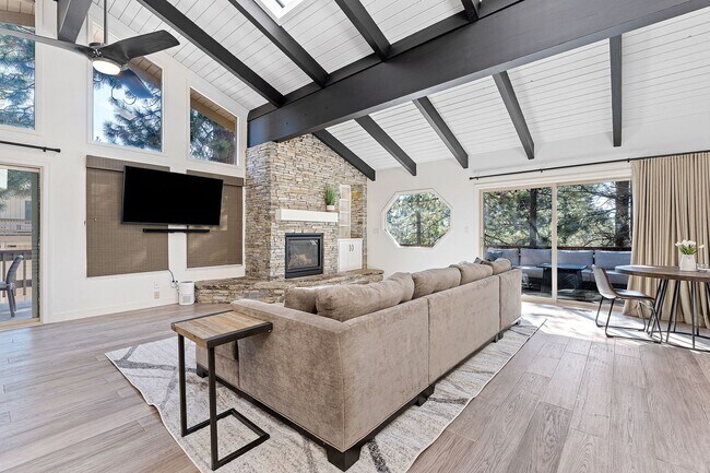 Building Photo - Beautifully Remodeled 3 bed, 3 baths 2 Car Garage