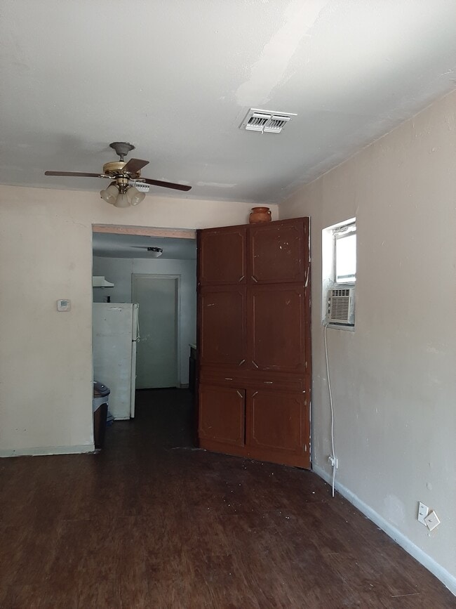entry room - combo living dining - 1406 Aransas Ave