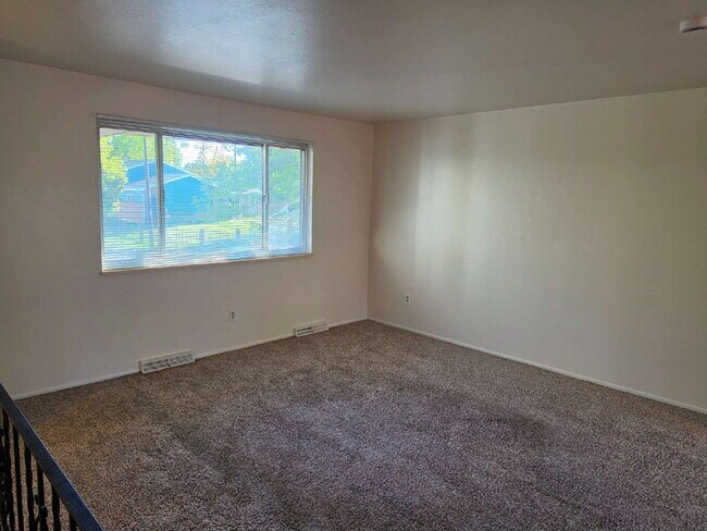 Building Photo - "Charming 3-Bed Retreat with Finished Basement & Cozy Fireplace in Aurora!"