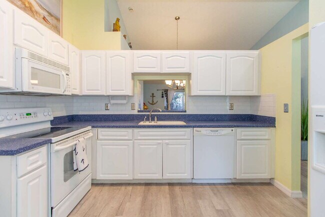 Foto del edificio - This tasteful decorated home features 3 be...