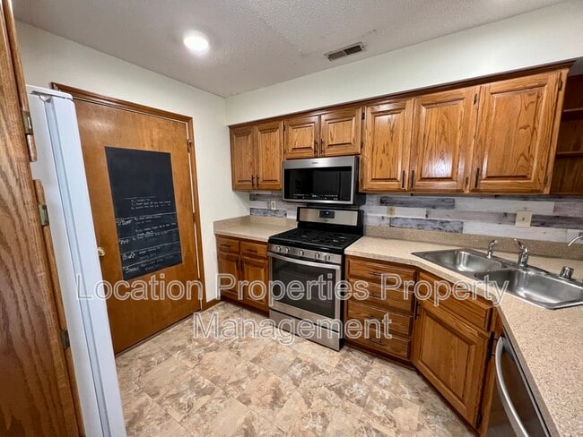 Building Photo - 2113 Atchison Ave