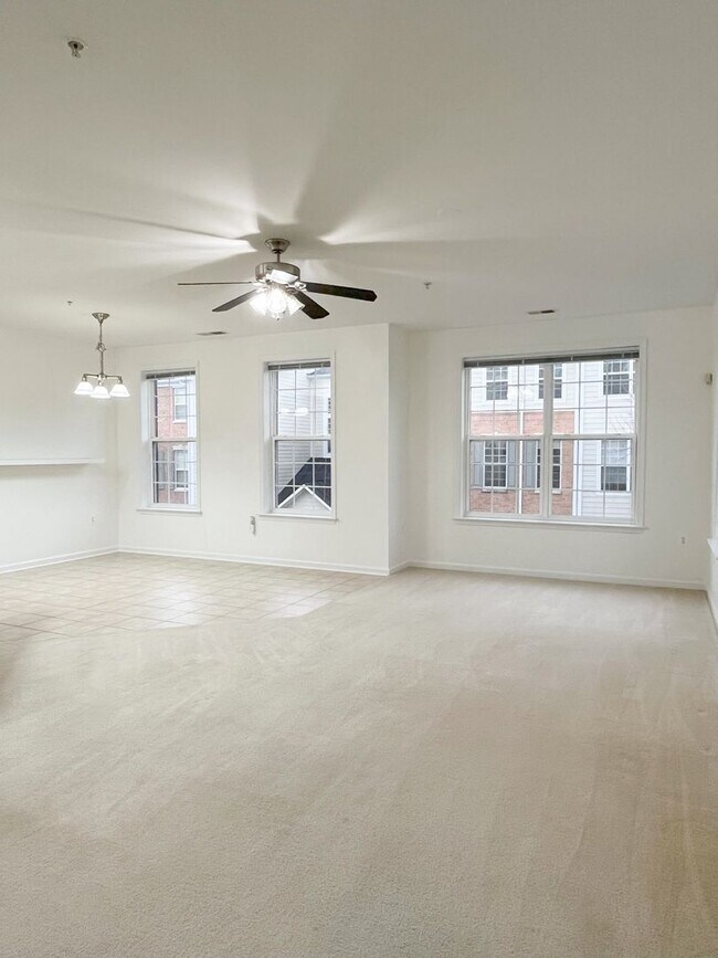 Foto del edificio - Sizable End Unit Townhome in Wheaton w/ 2 Car Garage!