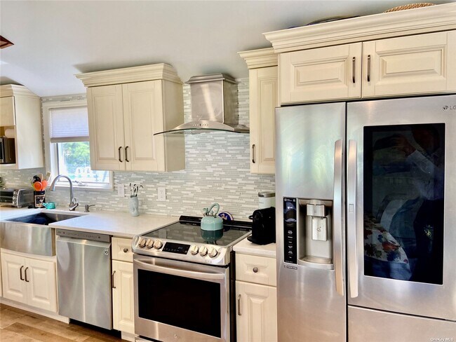 Building Photo - 885 Little Neck Rd
