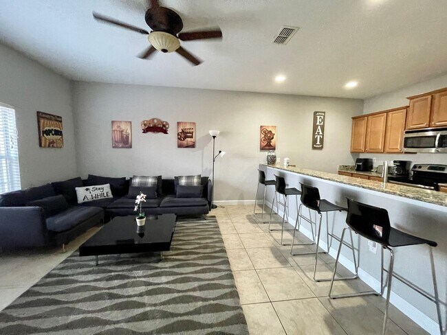 Foto del edificio - RENOVATED 4 bed 3 bath Completely FURNISHED with Private Pool in Resort Community