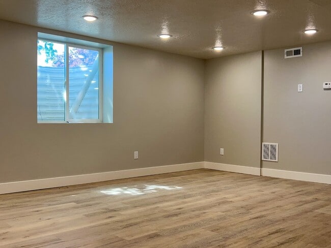 Building Photo - 702 N 100 W