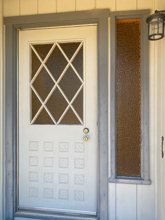 Building Photo - **Newly Remodeled and Updated 2 Bedroom/ 1...