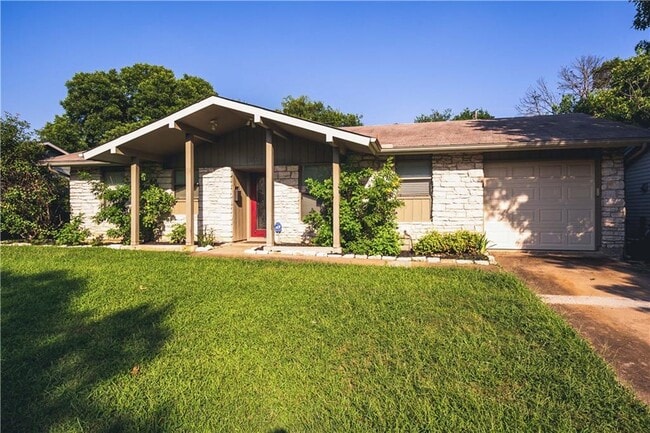 Building Photo - 8105 Briarwood Ln
