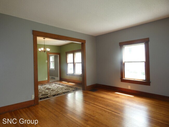 Building Photo - 2 br, 1.5 bath House - 326 E. 2nd St