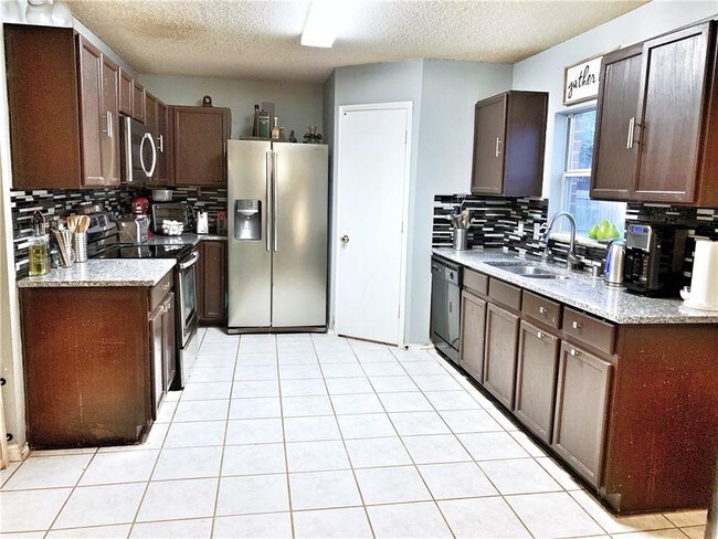 Building Photo - 203 Oakhurst Dr