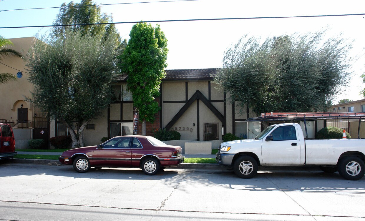 Foto del edificio - 8720 Burnet Ave