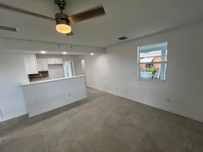 Photo - 957 Lewis Dr House