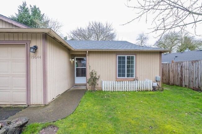 Building Photo - Conveniently Located 2 Bed 2 Bath Duplex w...
