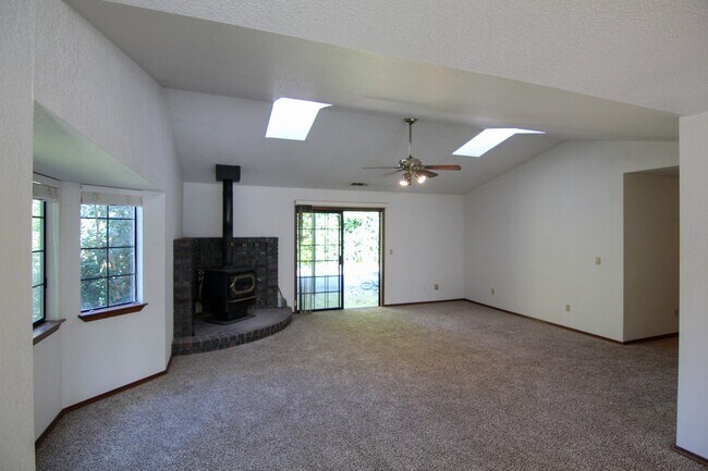 Building Photo - Spacious Home Between Redding and Anderson