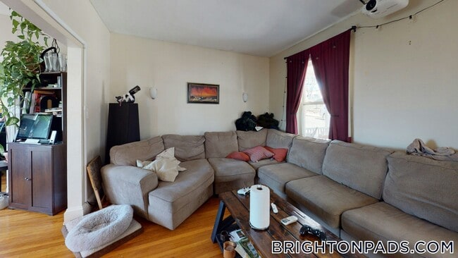 Building Photo - 70 Larch St