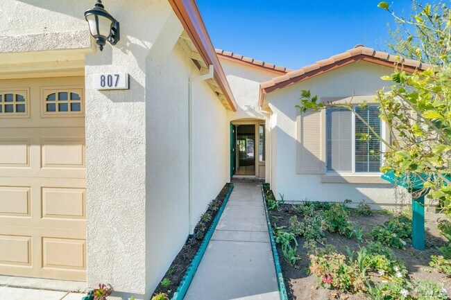 Foto del edificio - 807 Riverwood Ln