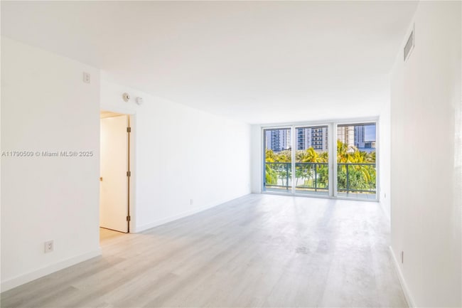 Foto del edificio - 100 Bayview Dr