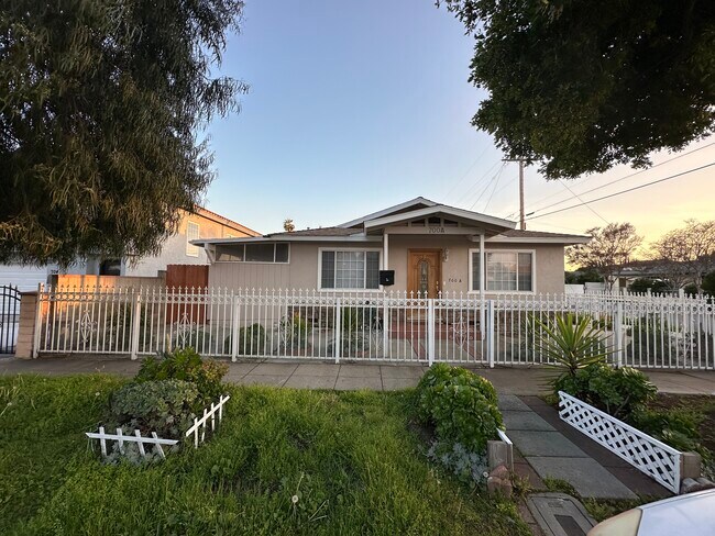 Building Photo - 700 E Angeleno Ave