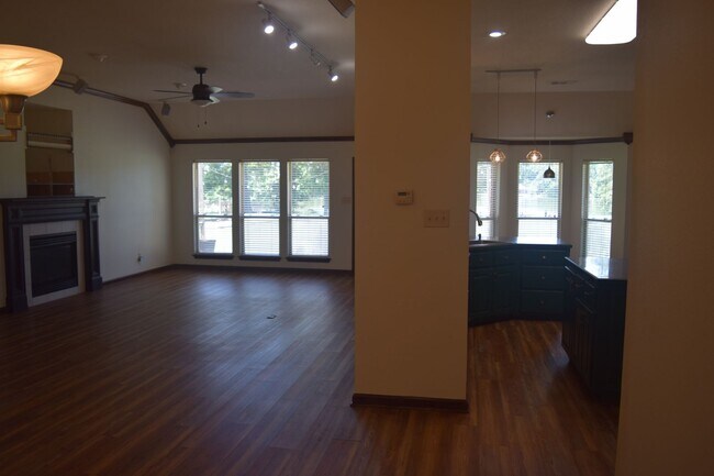 Building Photo - Lakefront Executive or Officers Quarters f...