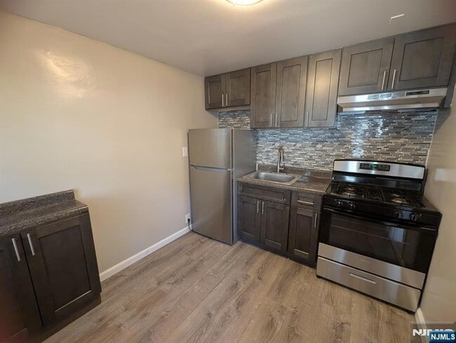 Foto del edificio - 715 Cedar Ln