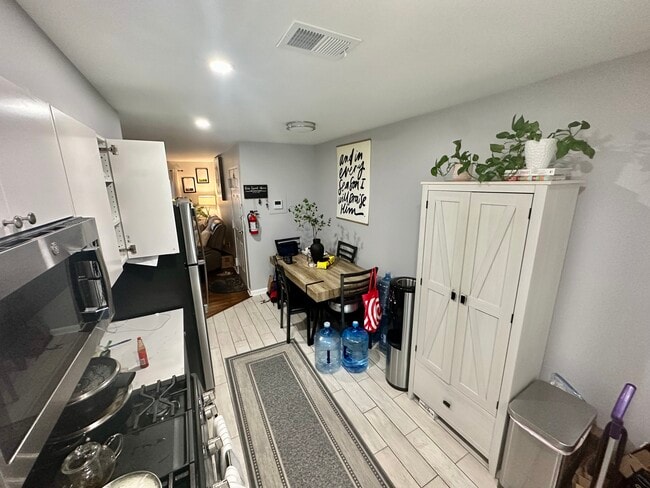 Building Photo - 272 Walnut St