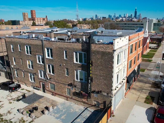 Building Photo - 2838 W Roosevelt Rd